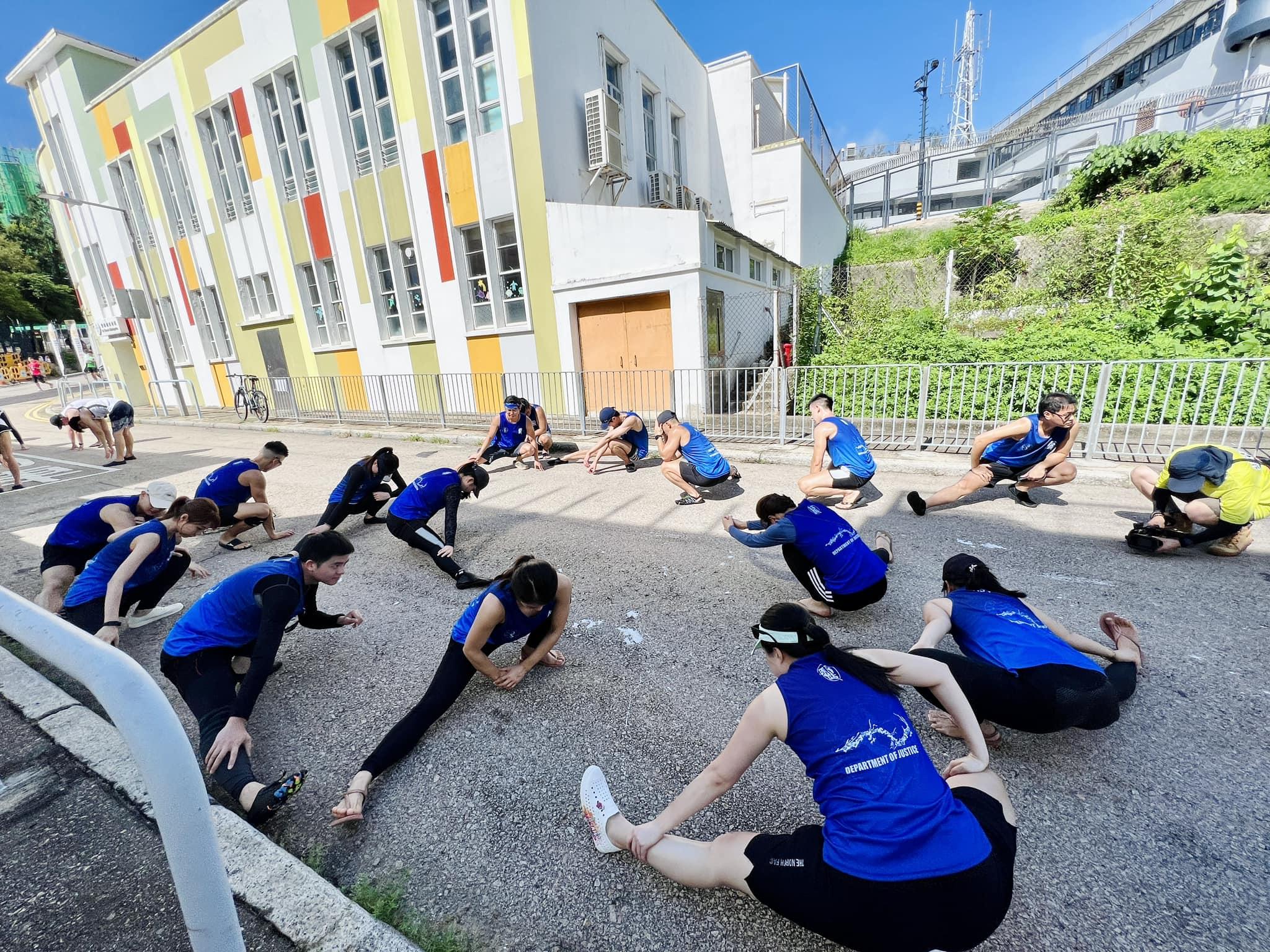 張國鈞到赤柱正灘為律政司龍舟隊打氣。(張國鈞FB)