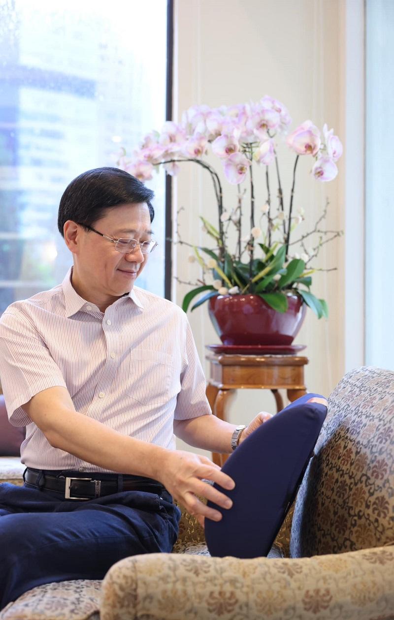 李家超收到仔仔送上嘅護脊座墊父親節禮物。(李家超FB)