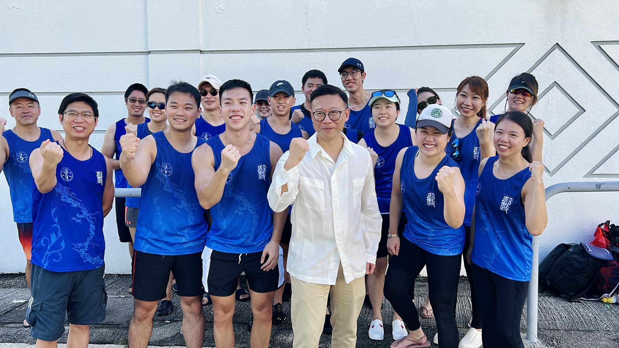 張國鈞到赤柱正灘為律政司龍舟隊打氣。(張國鈞FB)