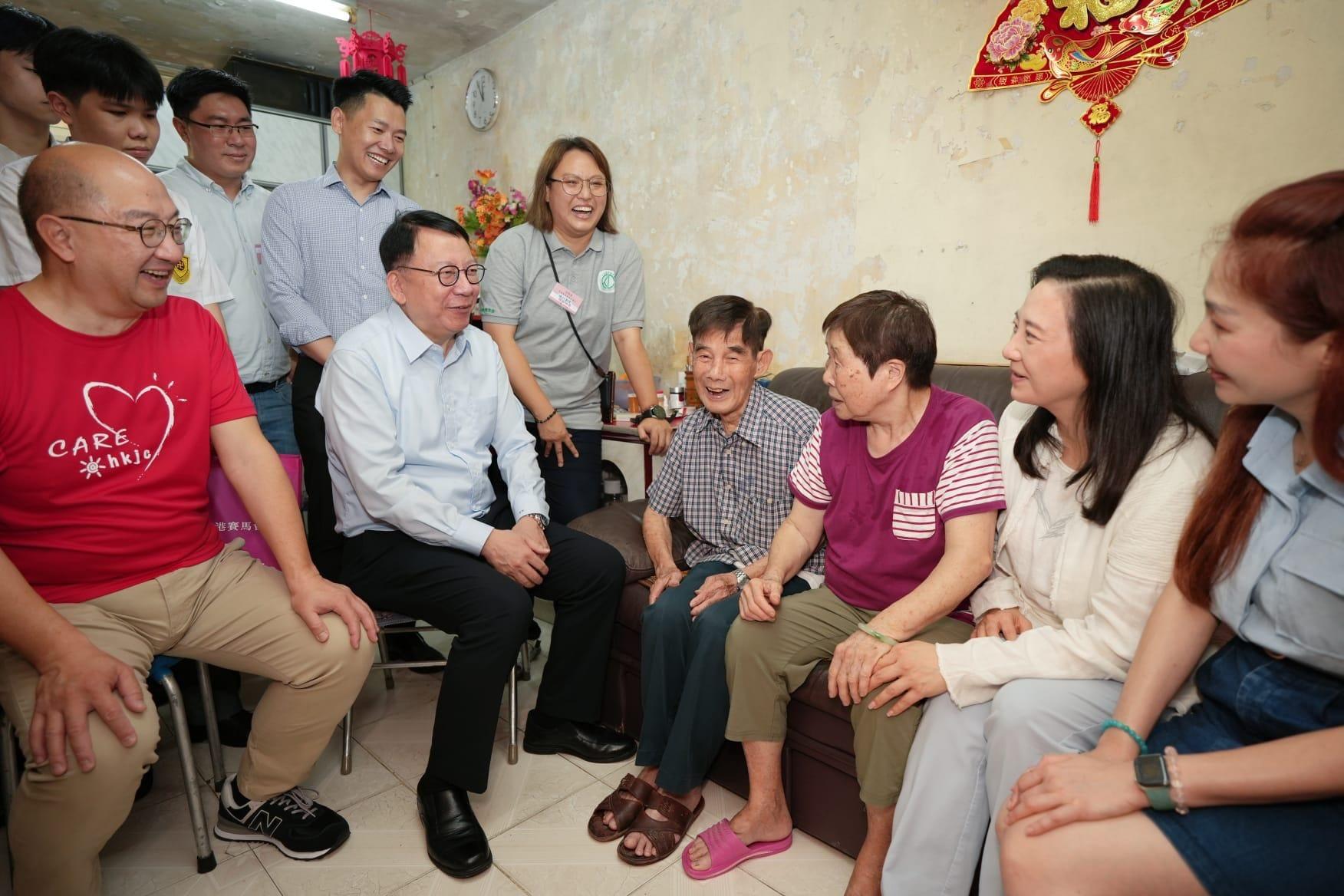 葛珮帆與陳國基和譚志源參與食物援助送暖行動,向居民派福袋。(葛珮帆FB)