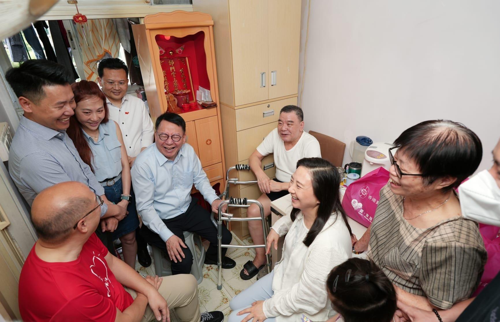 葛珮帆與陳國基和譚志源參與食物援助送暖行動,向居民派福袋。(葛珮帆FB)