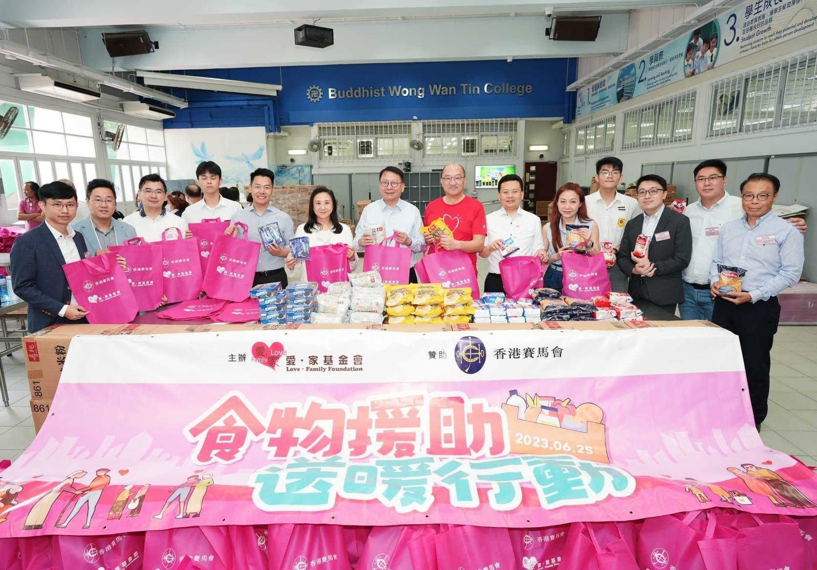 葛珮帆與陳國基和譚志源參與食物援助送暖行動,向居民派福袋。(葛珮帆FB)