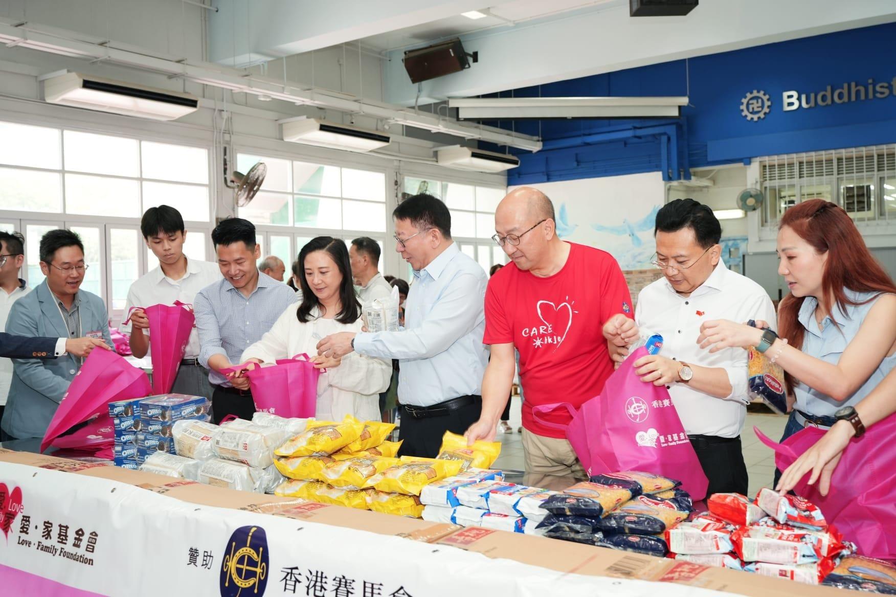 葛珮帆與陳國基和譚志源參與食物援助送暖行動,向居民派福袋。(葛珮帆FB)