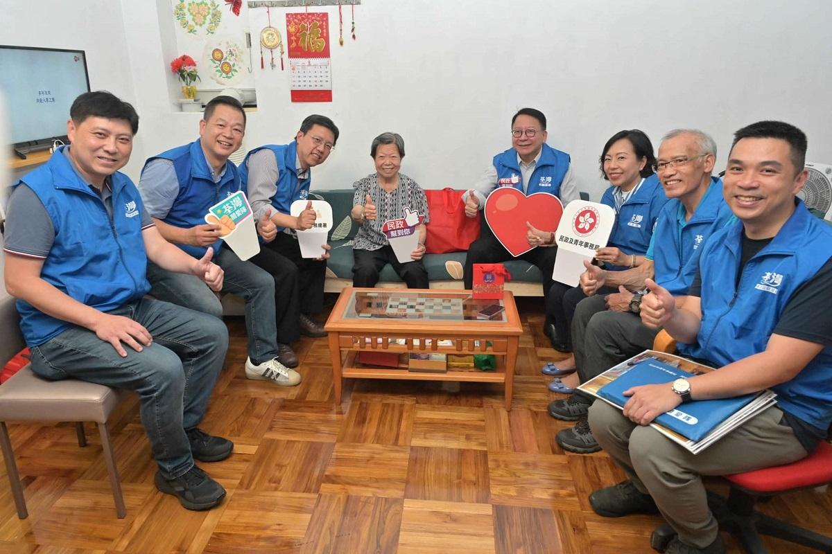 陳國基(右四)同麥美娟(右三)化身關愛隊「一日特約隊員」,去荃灣探望「老友記」。(陳國基FB)