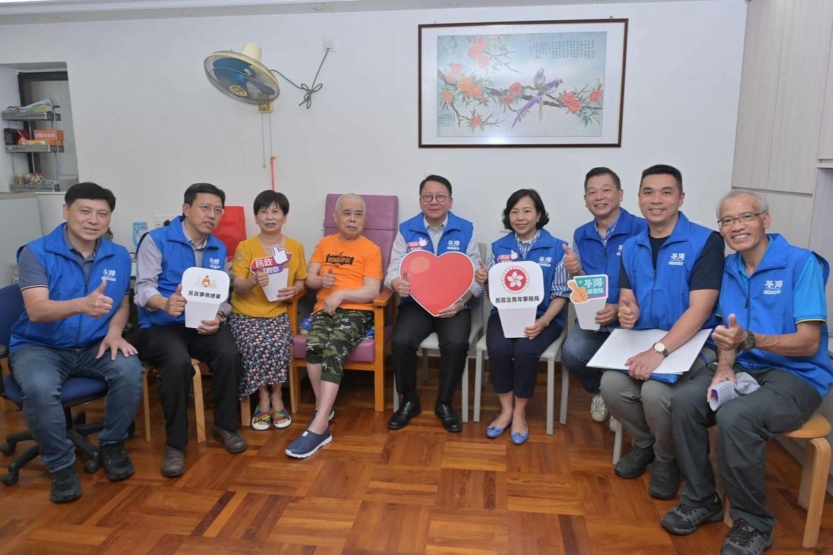 陳國基(右五)同麥美娟(右四)化身關愛隊「一日特約隊員」,去荃灣探望「老友記」。(陳國基FB)