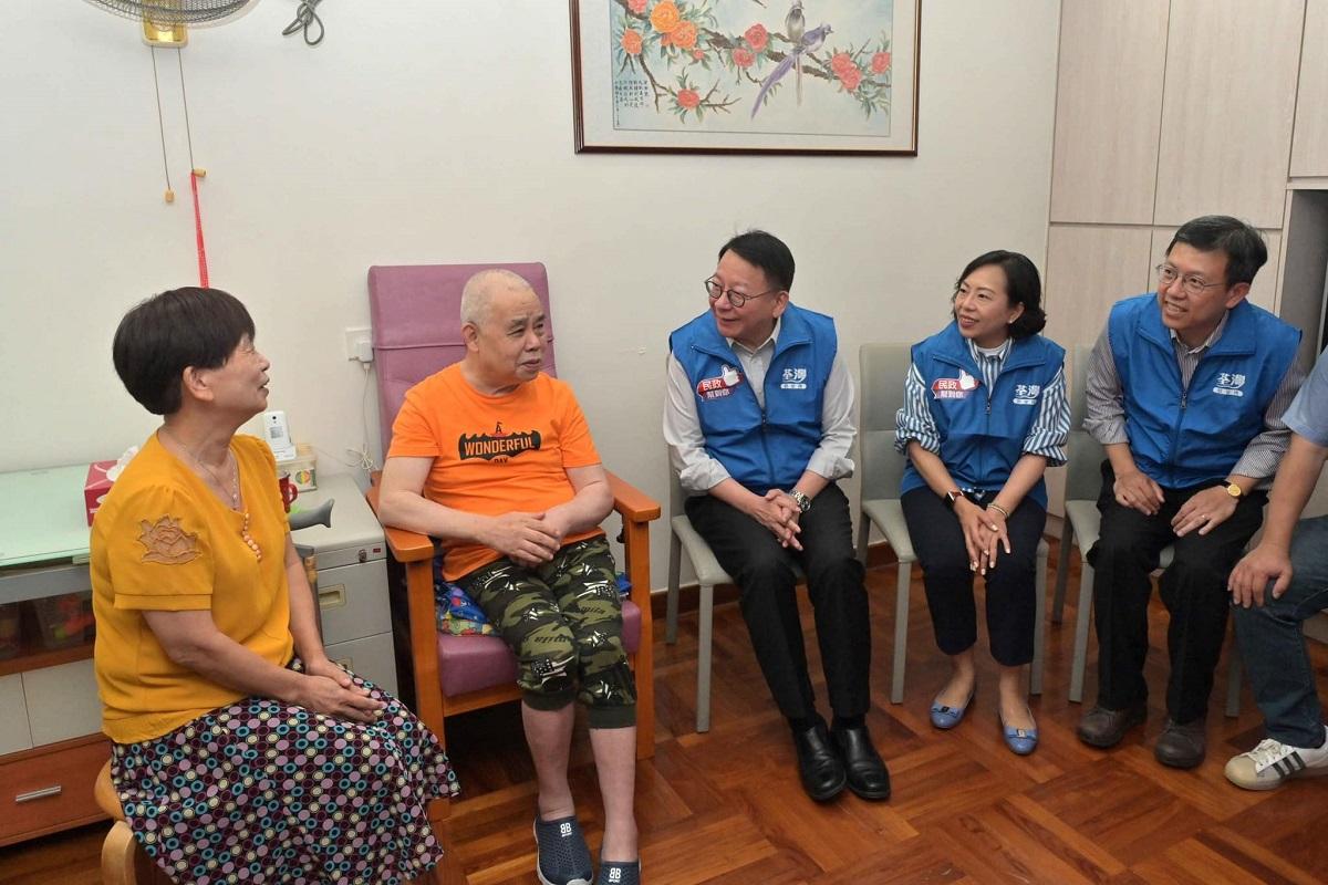 陳國基(右三)同麥美娟(右二)化身關愛隊「一日特約隊員」,去荃灣探望「老友記」。(陳國基FB)