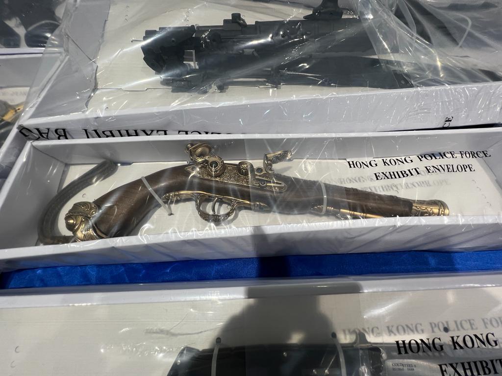 檢獲的多支仿製槍械。