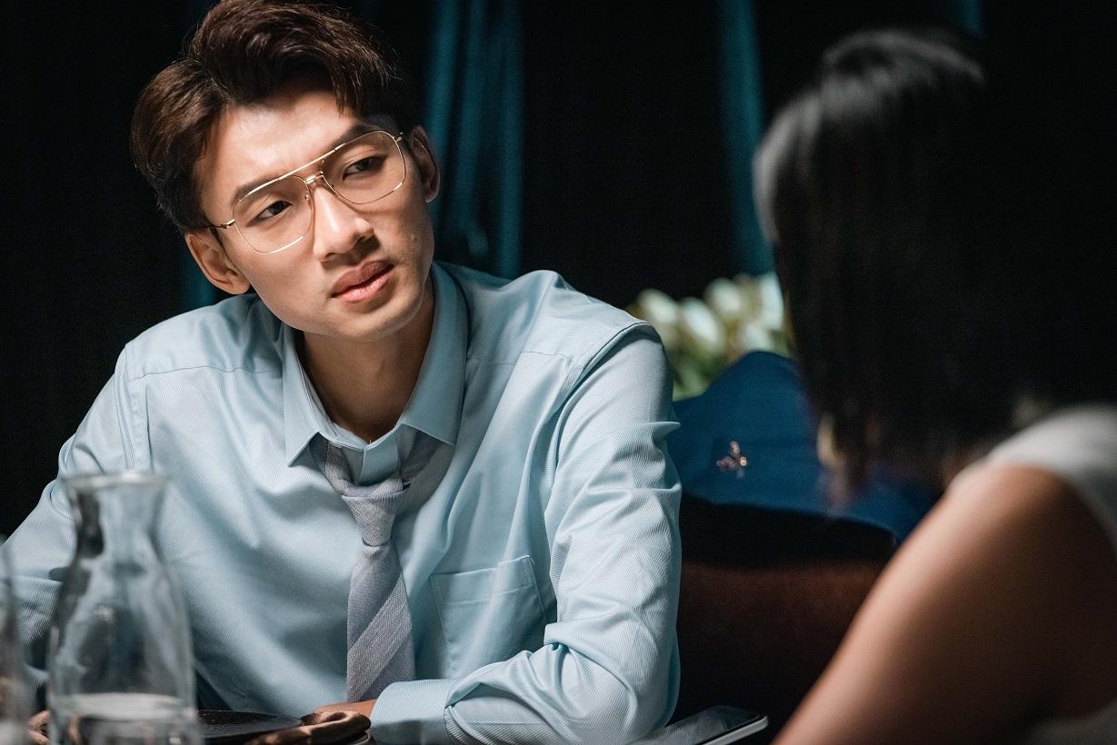 陳湛文與周國賢和韋羅莎合演《全個世界都有電話》。