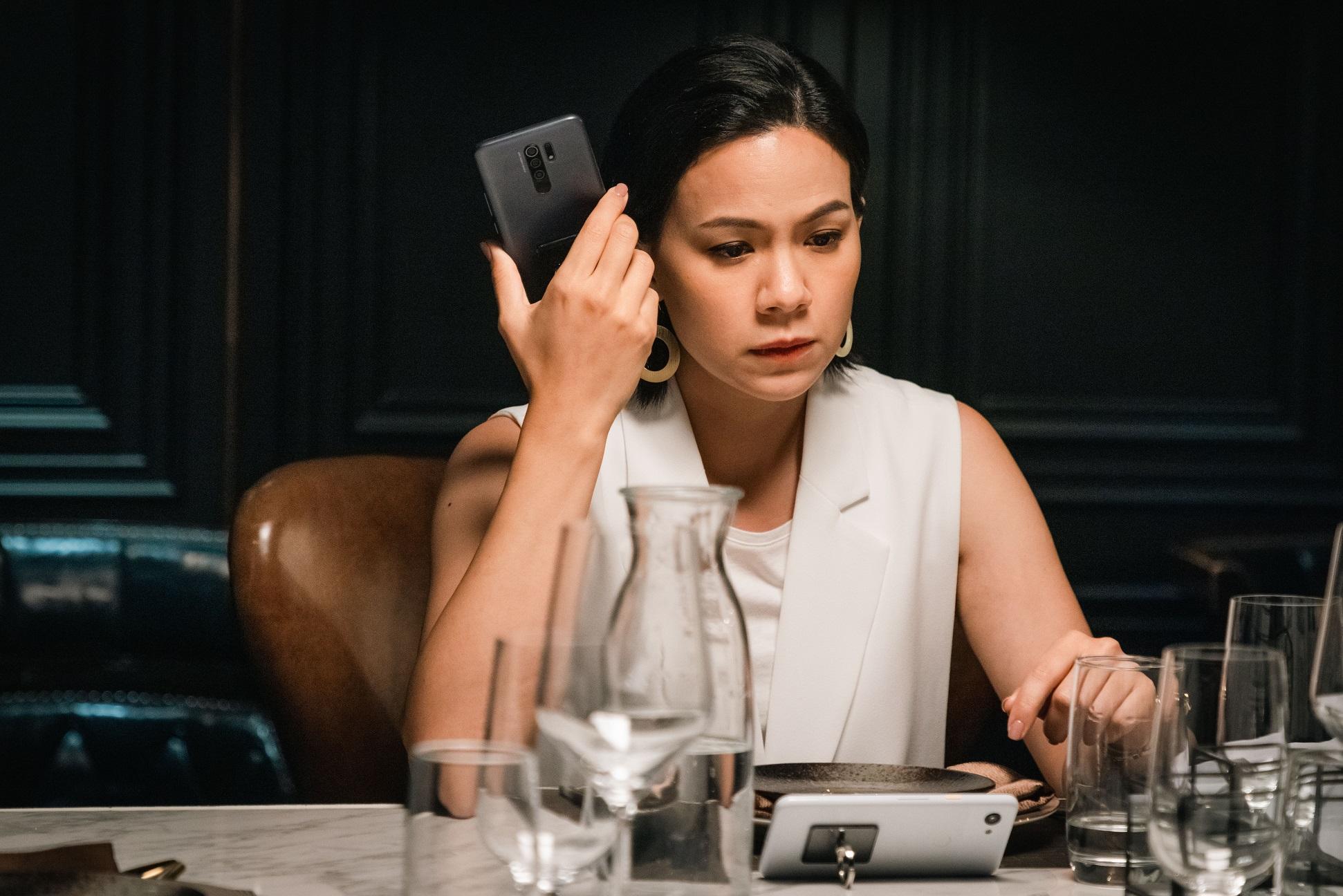 韋羅莎與周國賢和陳湛文合演《全個世界都有電話》。