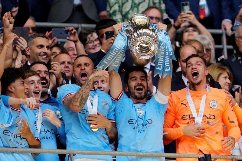 曼城奪英足盃功臣隊長根度簡高舉獎盃