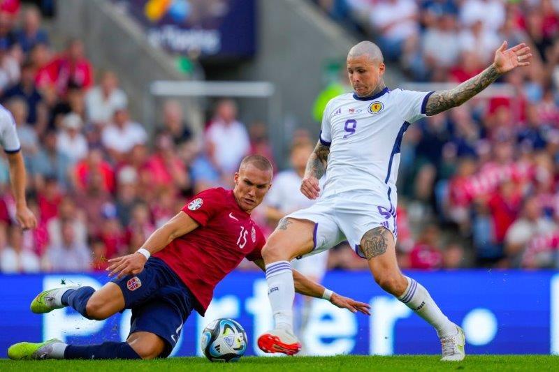 蘇格蘭前鋒賴登戴基斯(右)