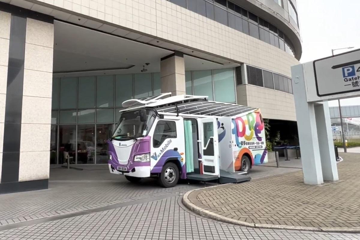 有「金路通」曾改裝成低地台新冠疫苗注射車。(愛多醫療提供影片截圖)