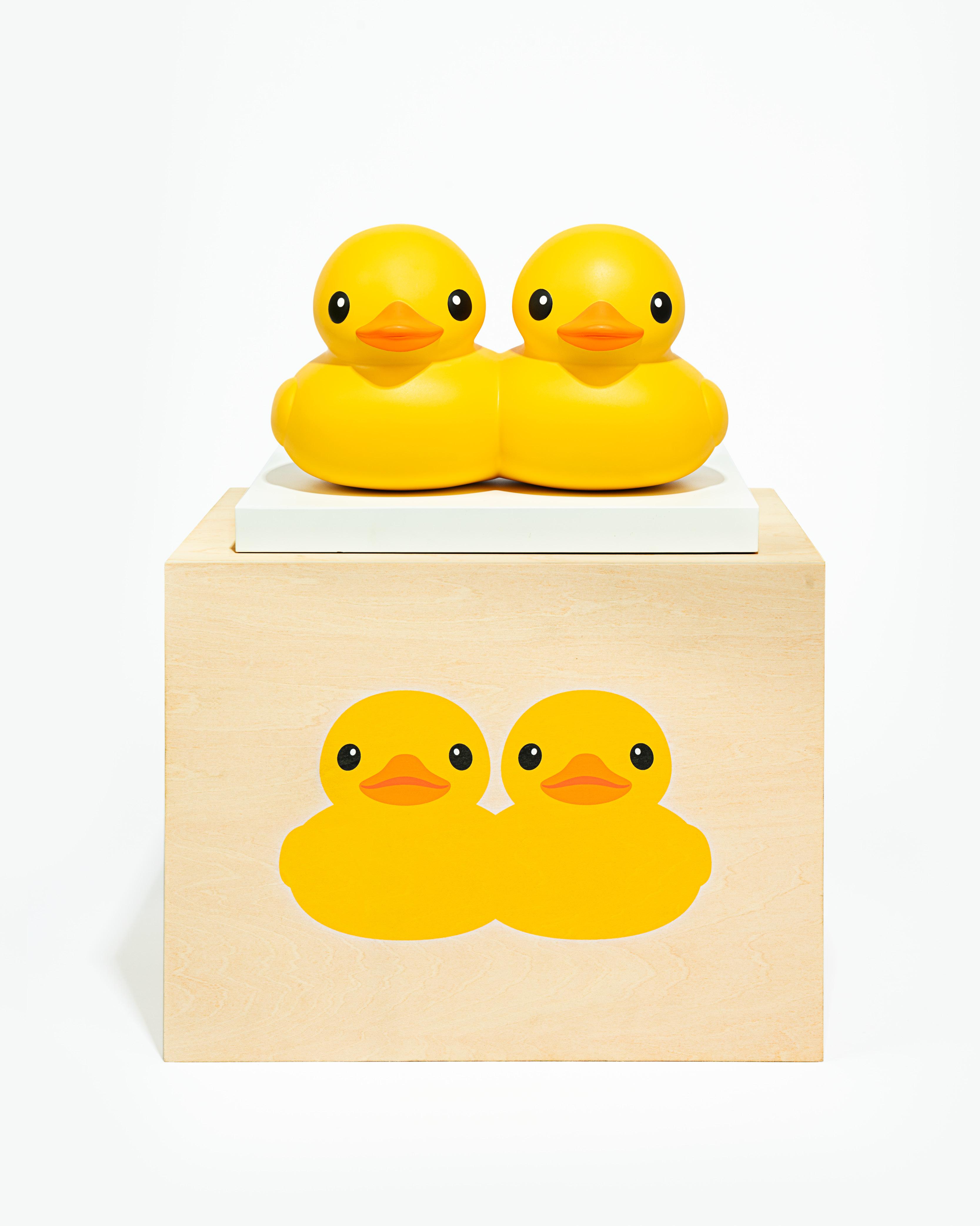 DOUBLE DUCKS銅雕 (全球限量300枚)刻有2013及2023年份 附藝術家霍夫曼簽名及編號 附木盒包裝 售價:HK$28,000