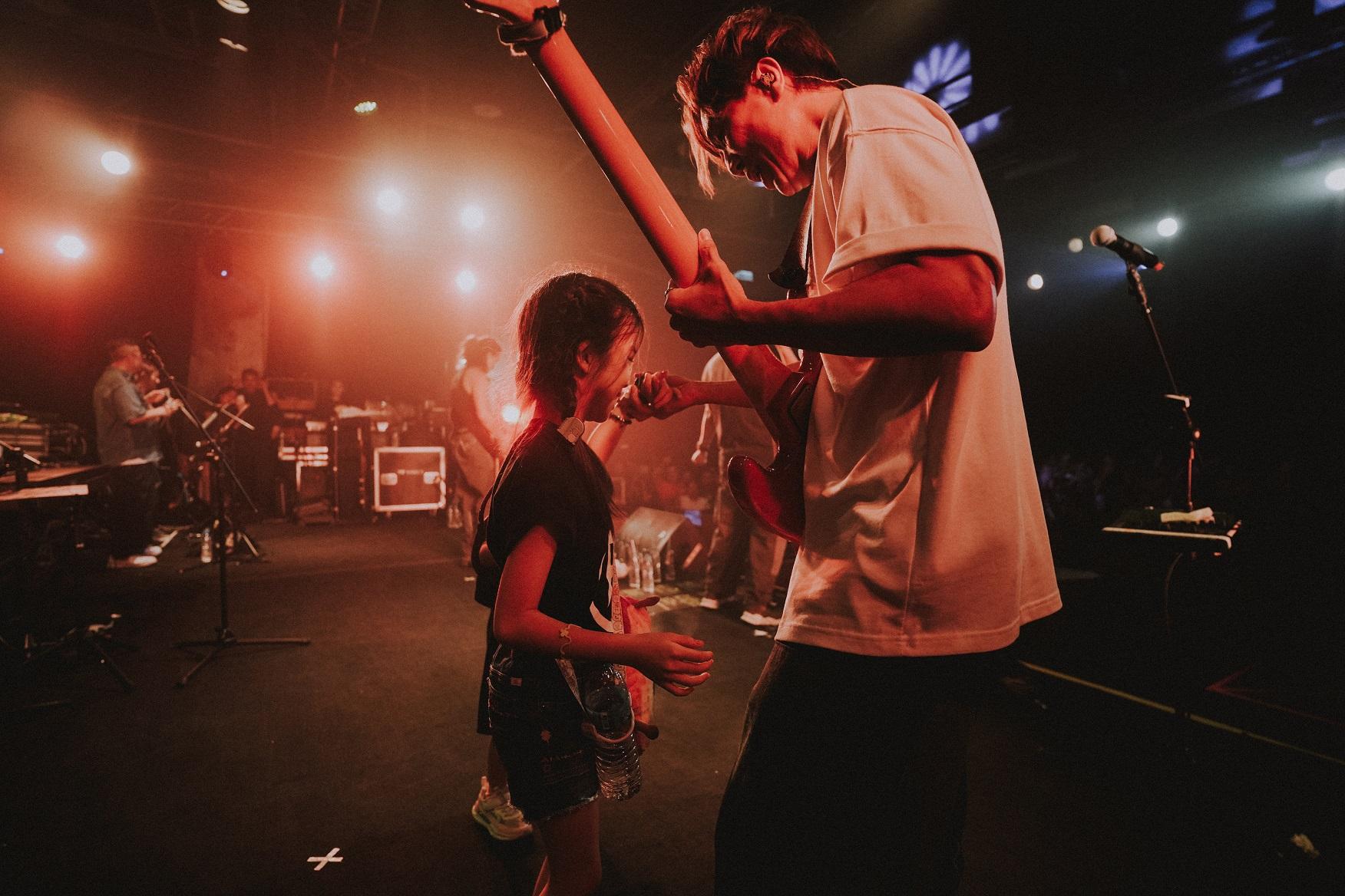 低音結他手阿偉的女兒上台為爸爸打氣。