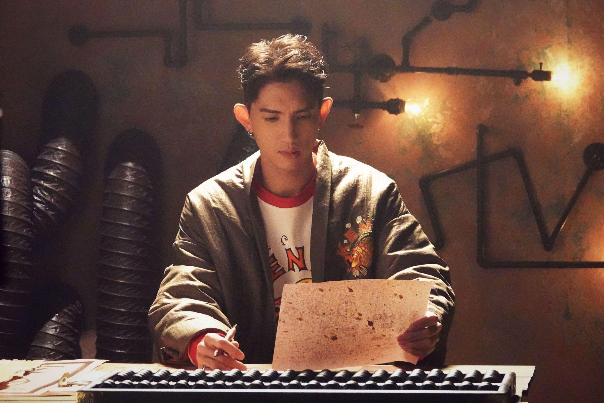 MIRROR今日推出跳唱團歌《SHEESH》。