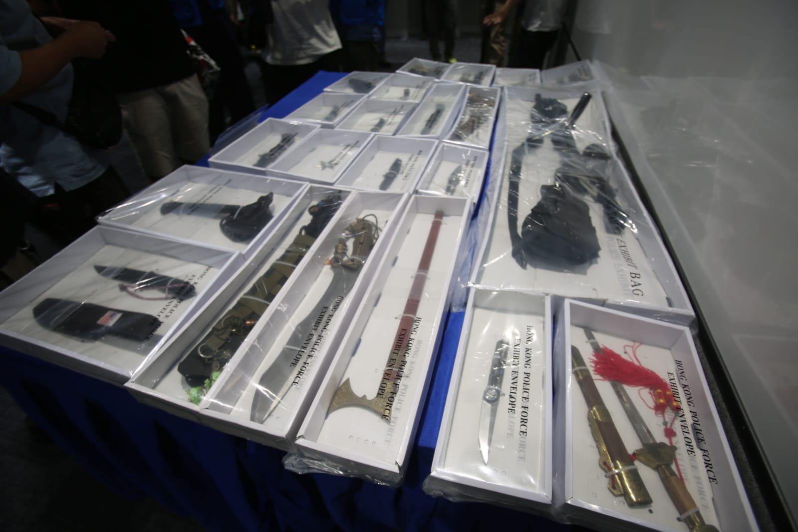 警方展示在將軍澳單位檢獲的武器,包括仿製槍械。