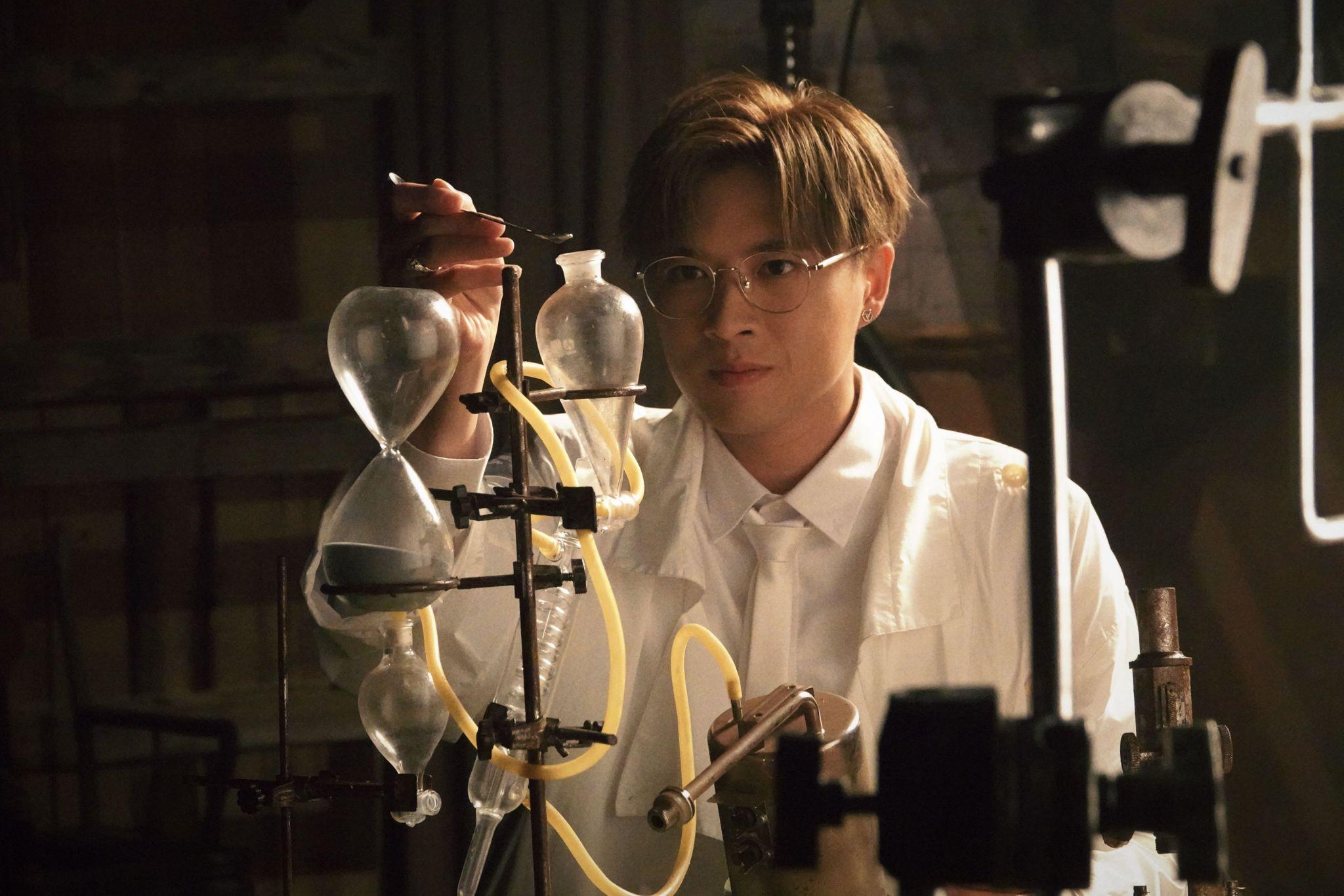 MIRROR今日推出跳唱團歌《SHEESH》。