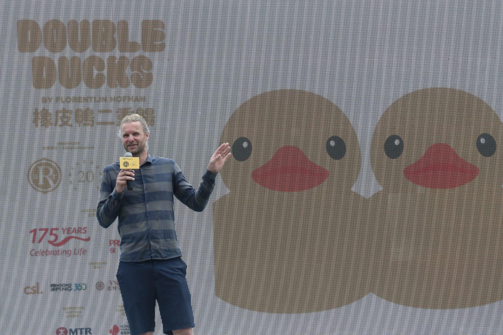 創作者霍夫曼指,兩隻黃鴨代表雙重幸運,希望展覽會如以往般帶來很多歡樂。(董立華攝)