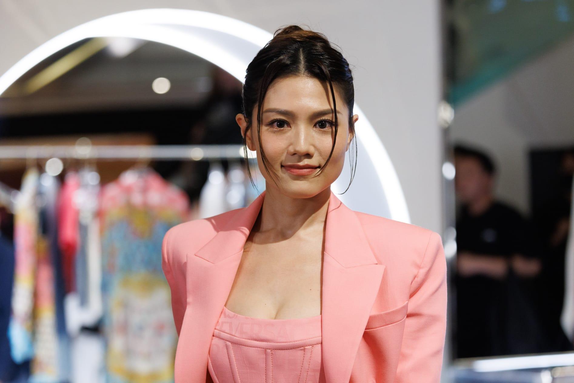 周秀娜以一身粉紅的型格打扮,出席時裝品牌活動,(蘇文傑攝)