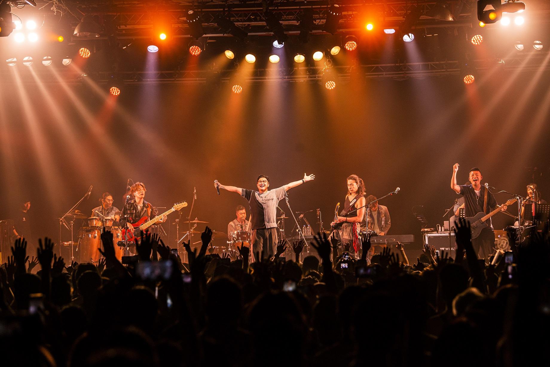 RubberBand在台北Legacy開專場演唱會,全場爆滿 觀眾情緒高漲。