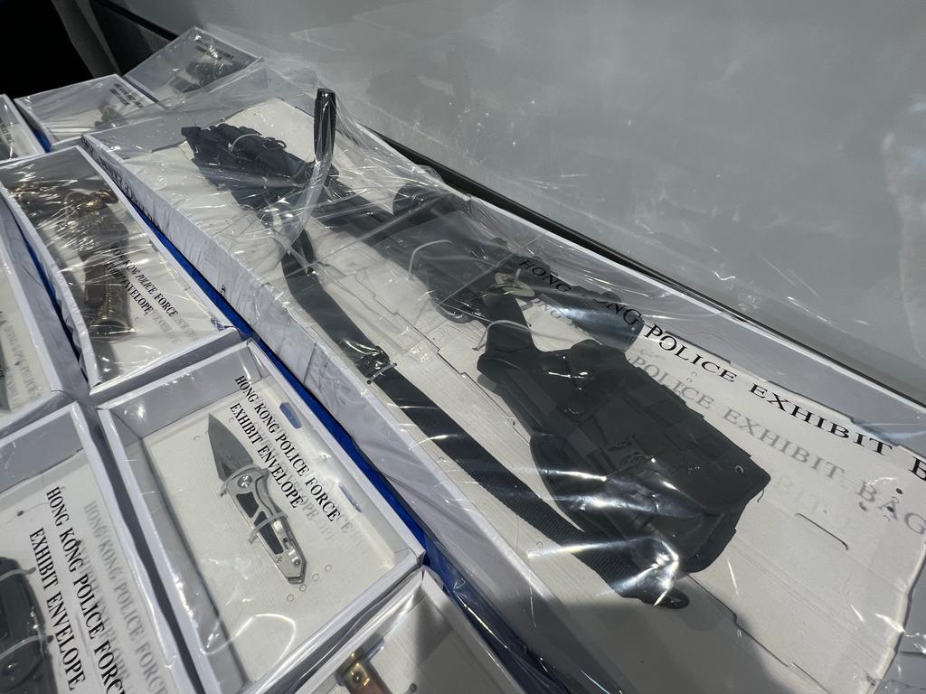 檢獲的多支仿製槍械,包括步槍。