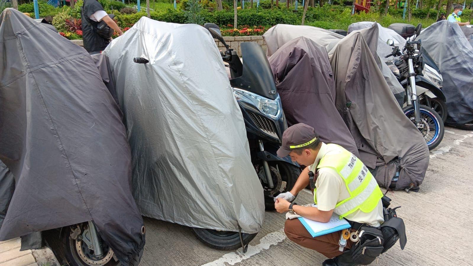 葵青警區針對拆牌違泊拖走1電單車 另向39架停泊逾24小時電單車發傳票
