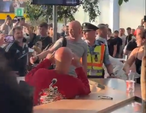 球迷上前辱罵泰萊。(影片截圖)