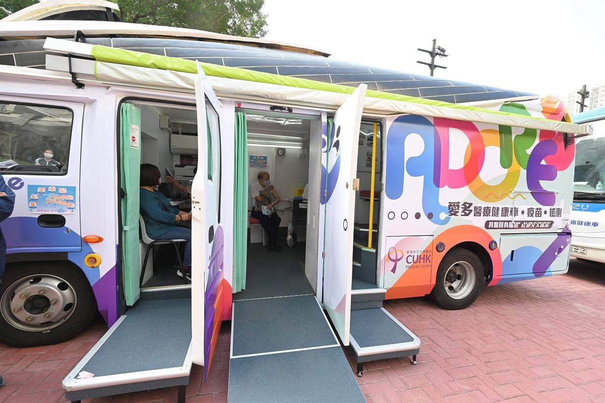 有「金路通」曾改裝成低地台新冠疫苗注射車。(政府新聞處)