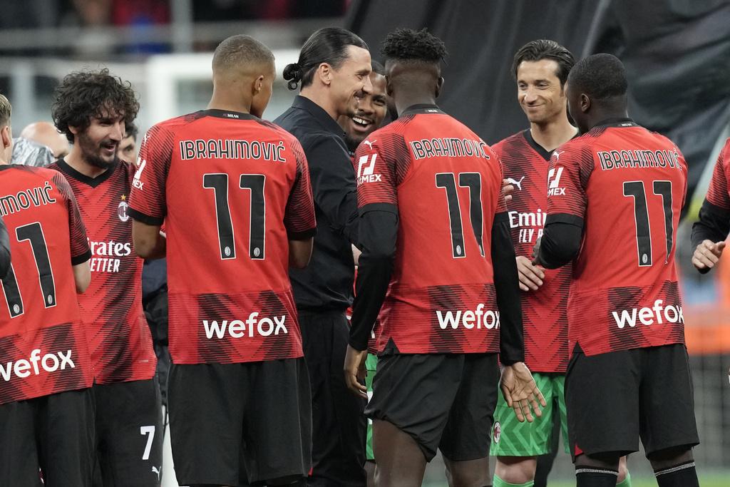 米蘭隊友列隊為伊巴謙莫域舉行告別。(美聯社)