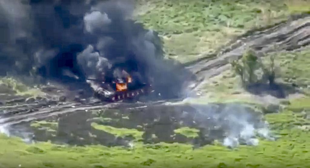 俄羅斯軍方上周五發布片段,顯示烏克蘭軍車被俄軍擊中。(美聯社)