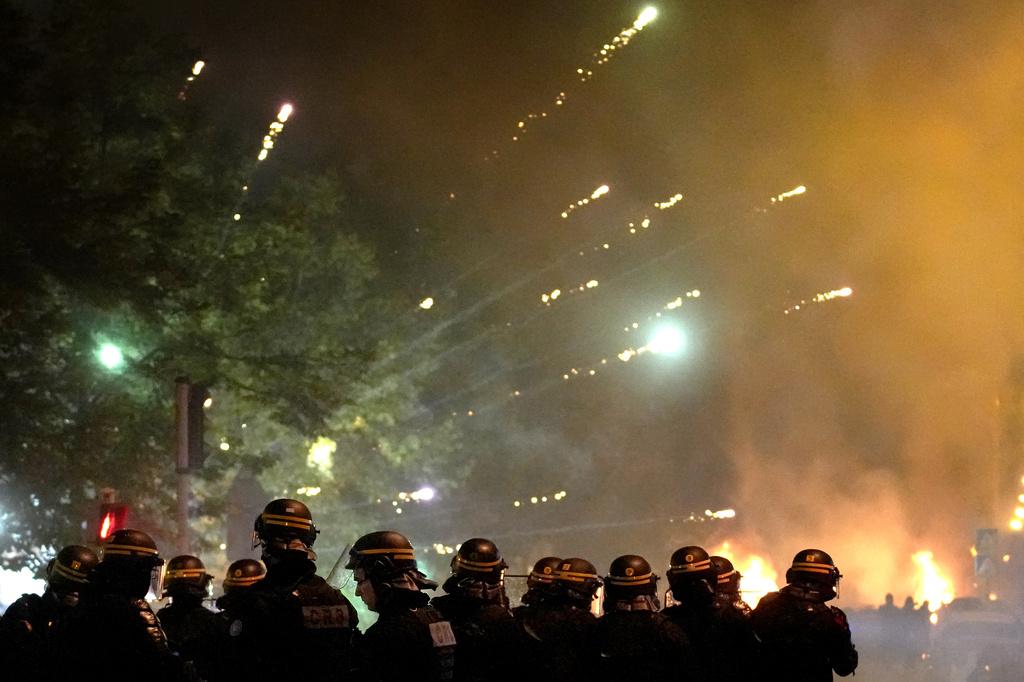 法國各地繼續發生騷亂。(美聯社)