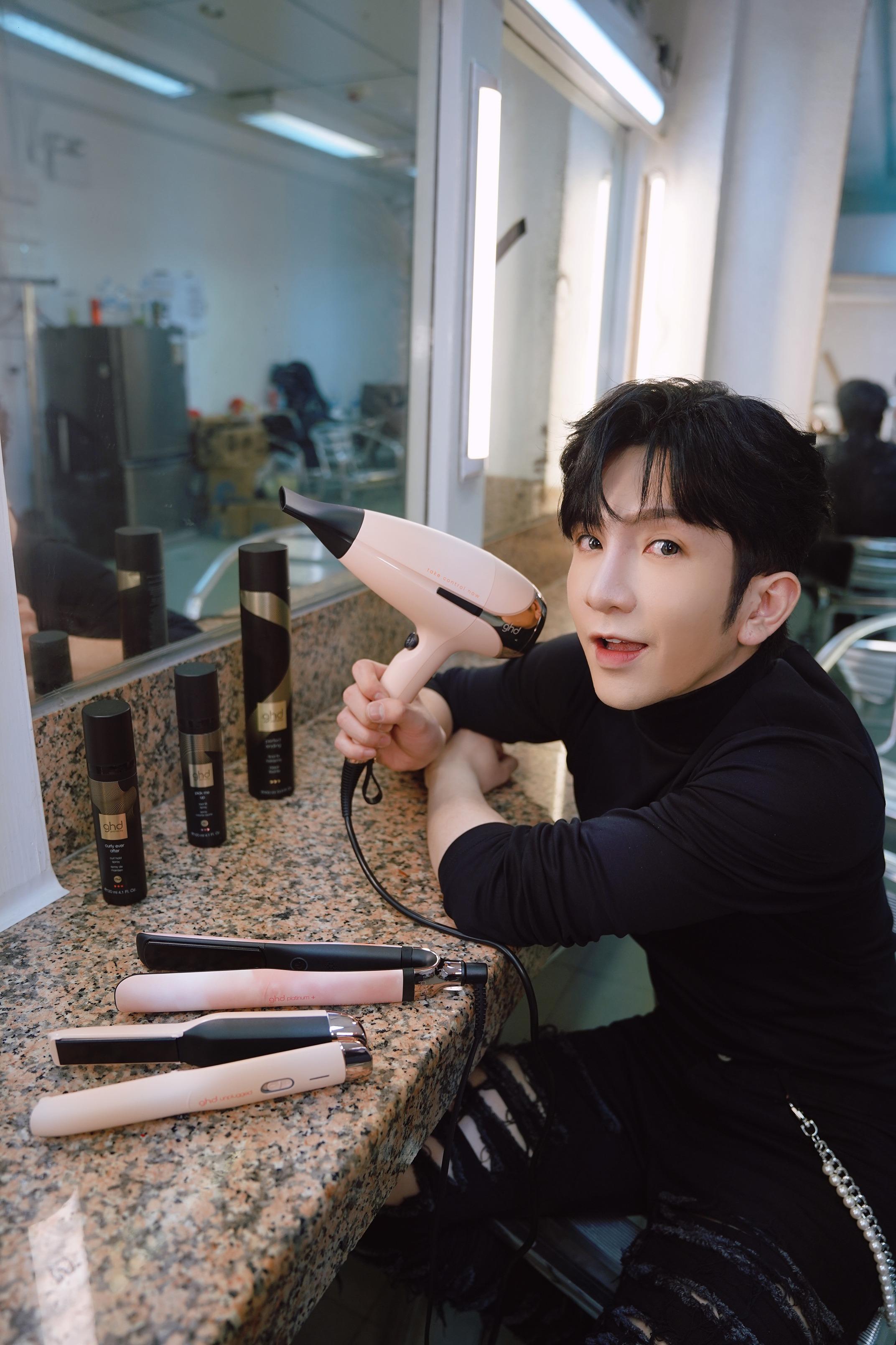 教主與新的粉紅限量系列合照。