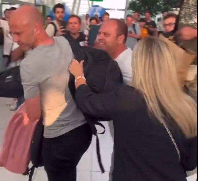 球迷上前辱罵泰萊。(影片截圖)