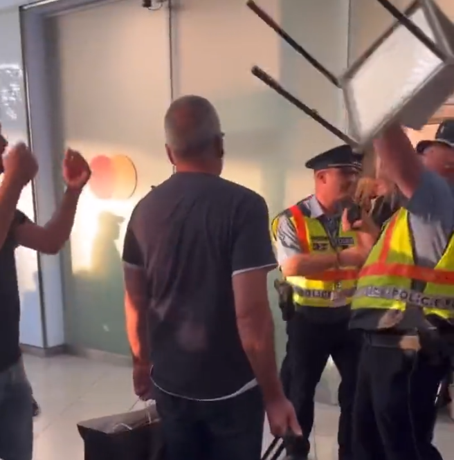 有人向保安擲凳。(影片截圖)