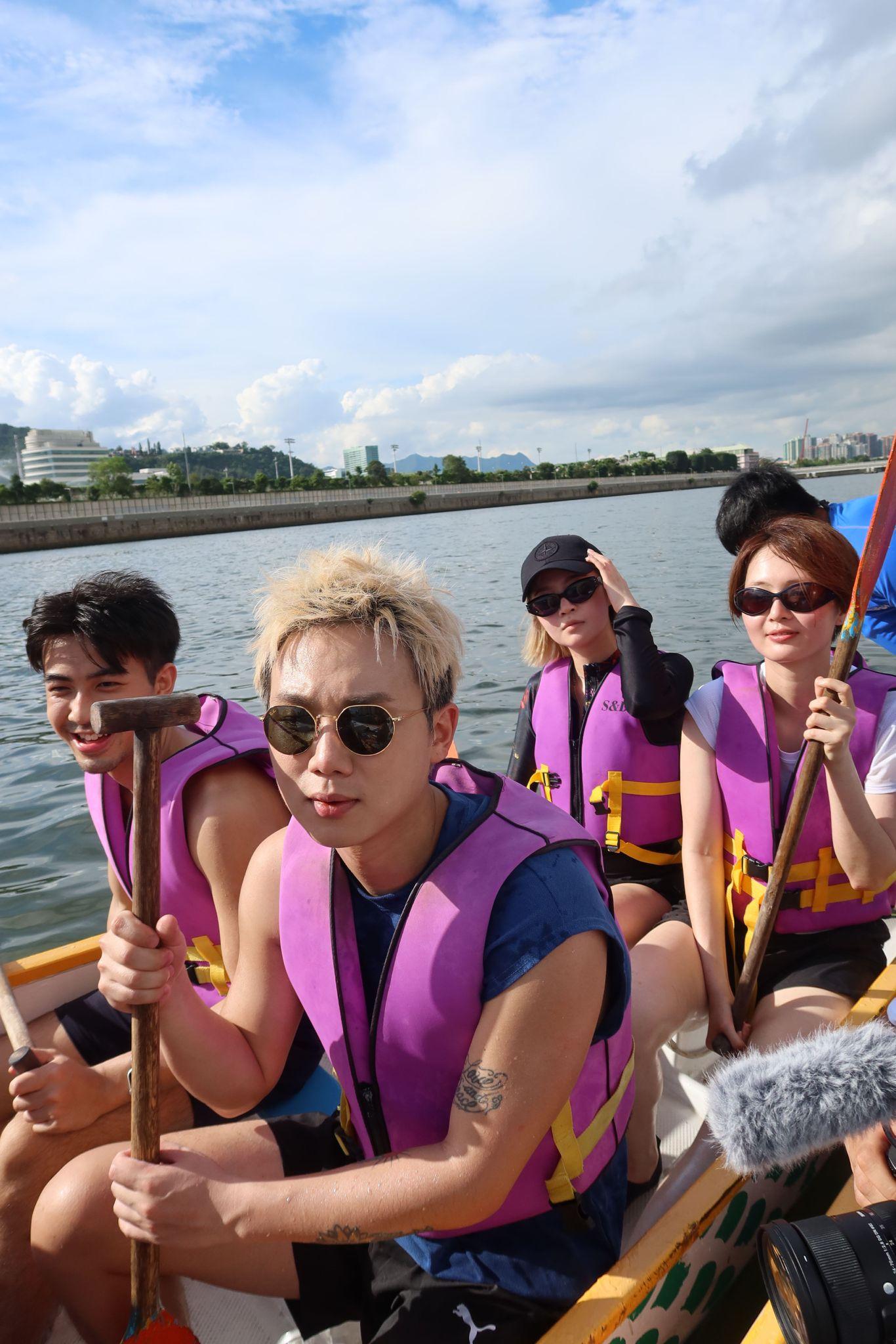 潘敬昆與CY陳宗澤學習扒龍舟卻玩上癮。