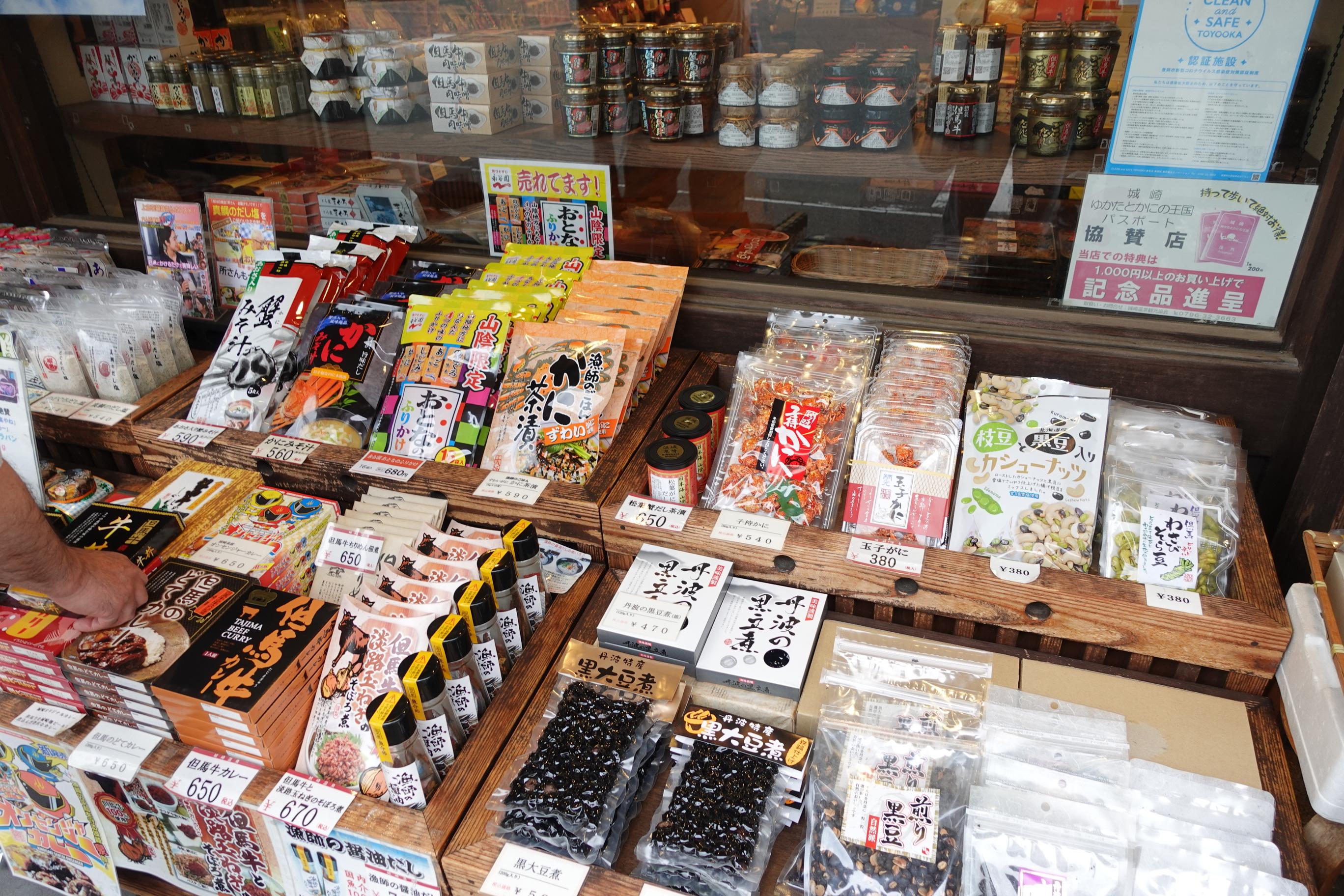 沿途可以見到不少手信店。