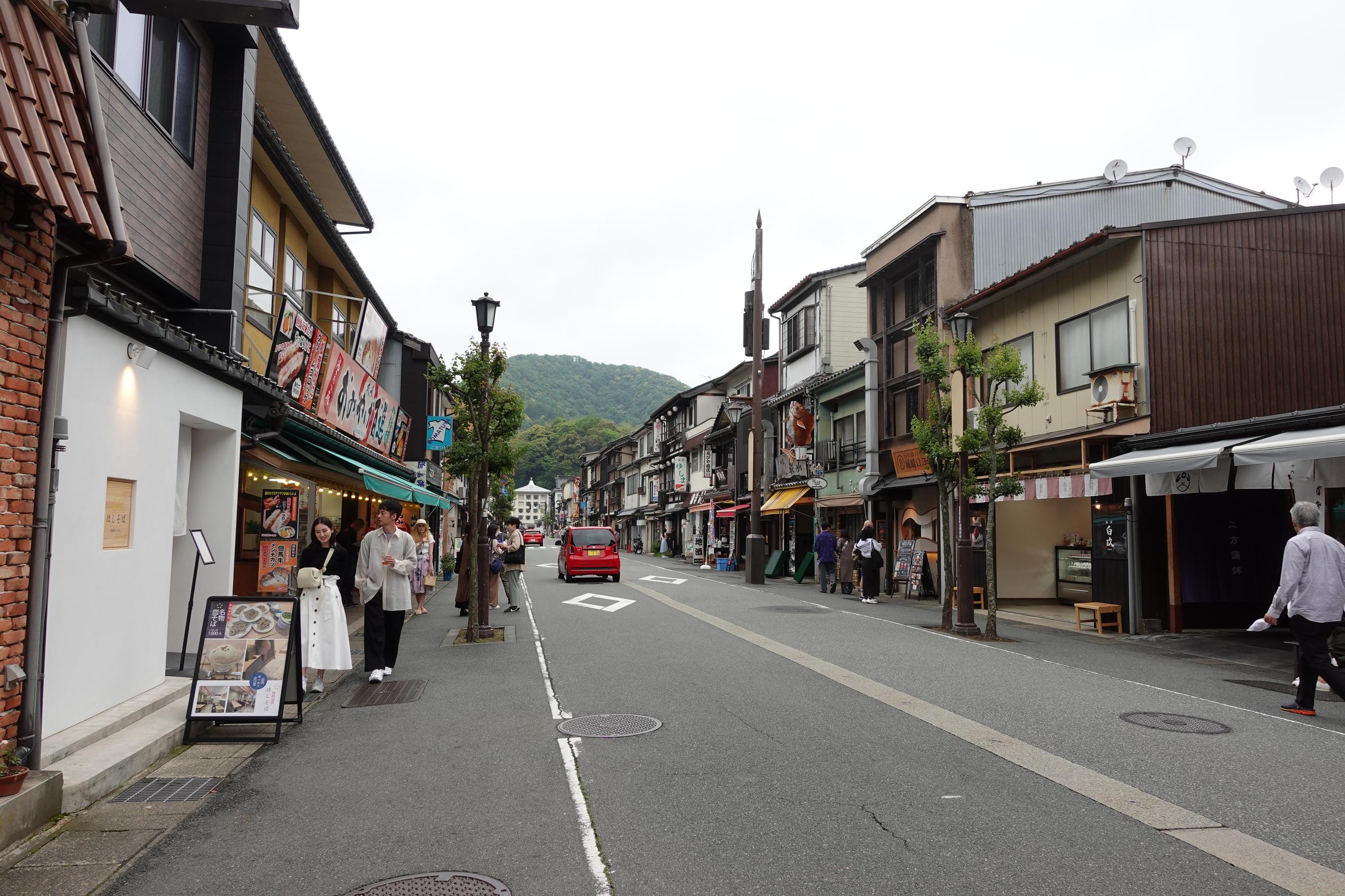 城崎温泉的街道充滿昭和感。