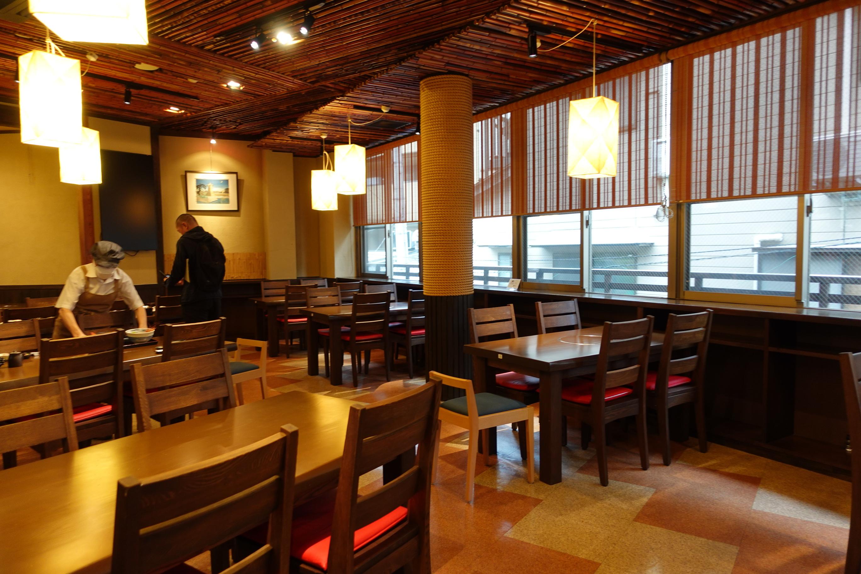 餐廳裝潢充滿家庭感。