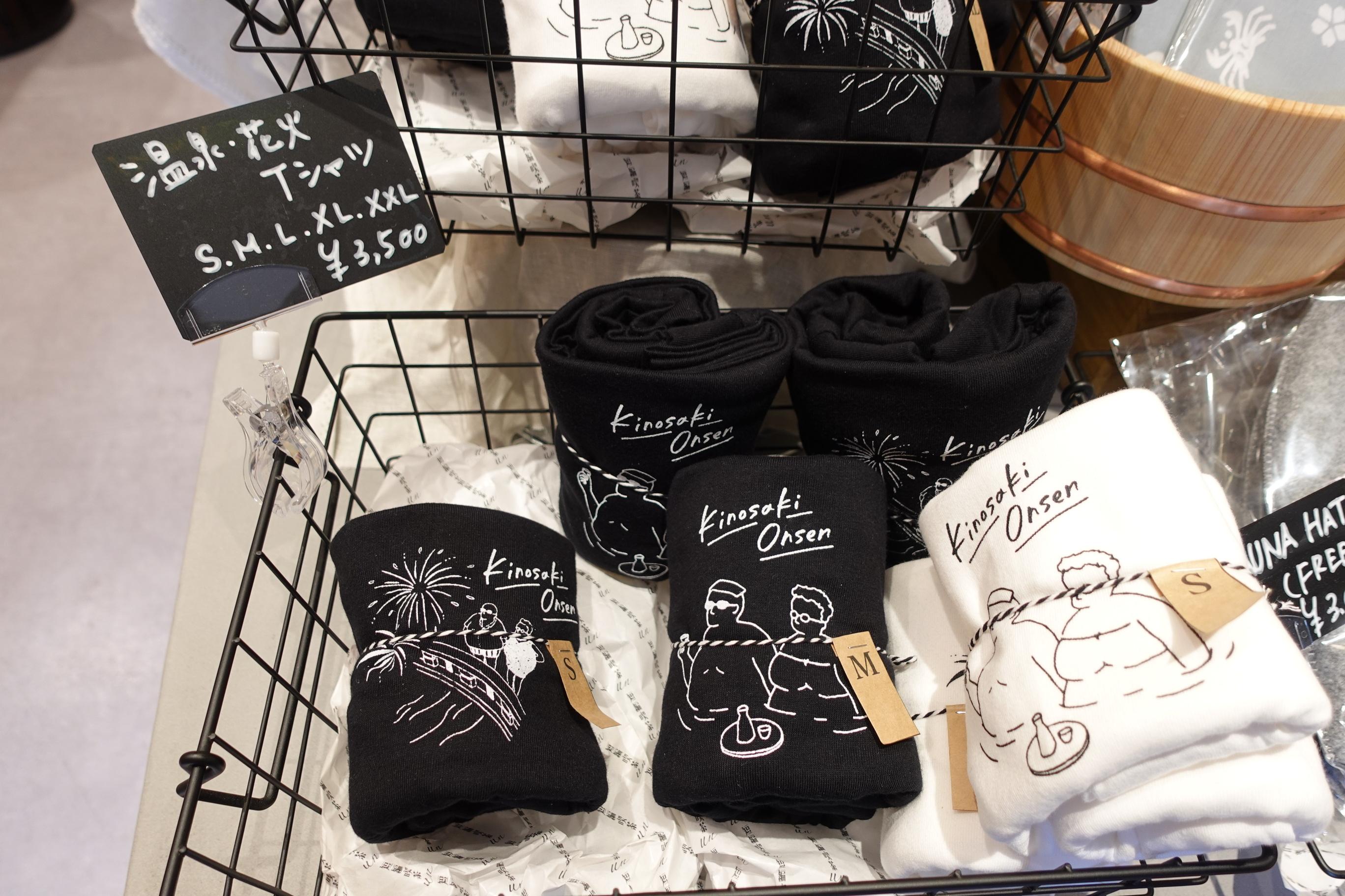 咖啡店的入口為選物店,售賣各種日本產的小物。