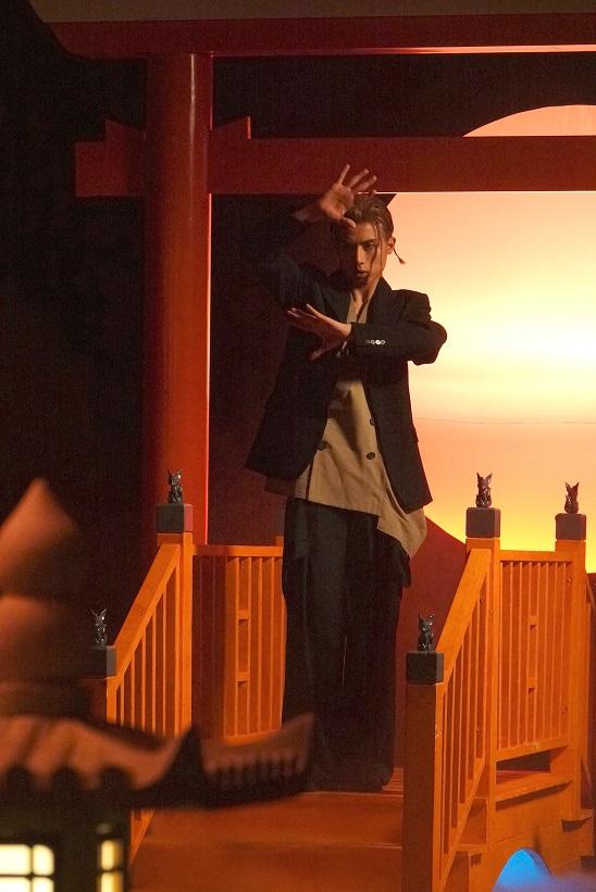 AK鍾情日本文化,《Keep Rollin’》MV加入日本特色場景。