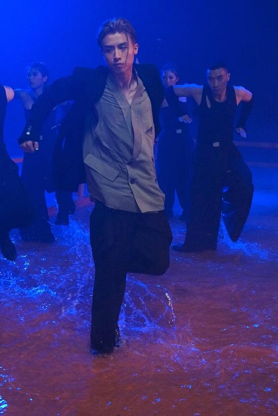 AK鍾情日本文化,《Keep Rollin’》MV加入日本特色場景。