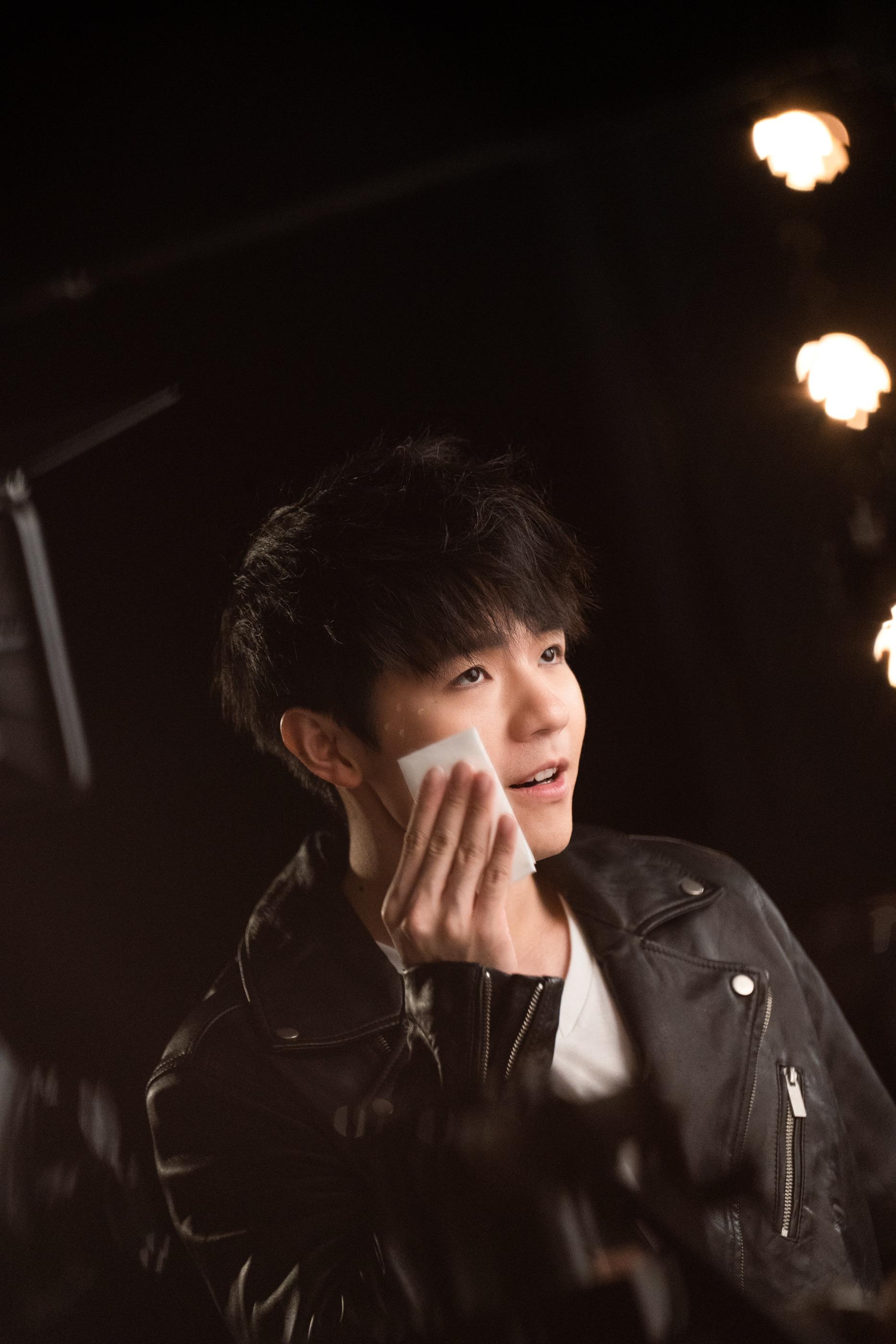 Ian@MIRROR再次為YSL Beauty粉底液拍攝廣告。