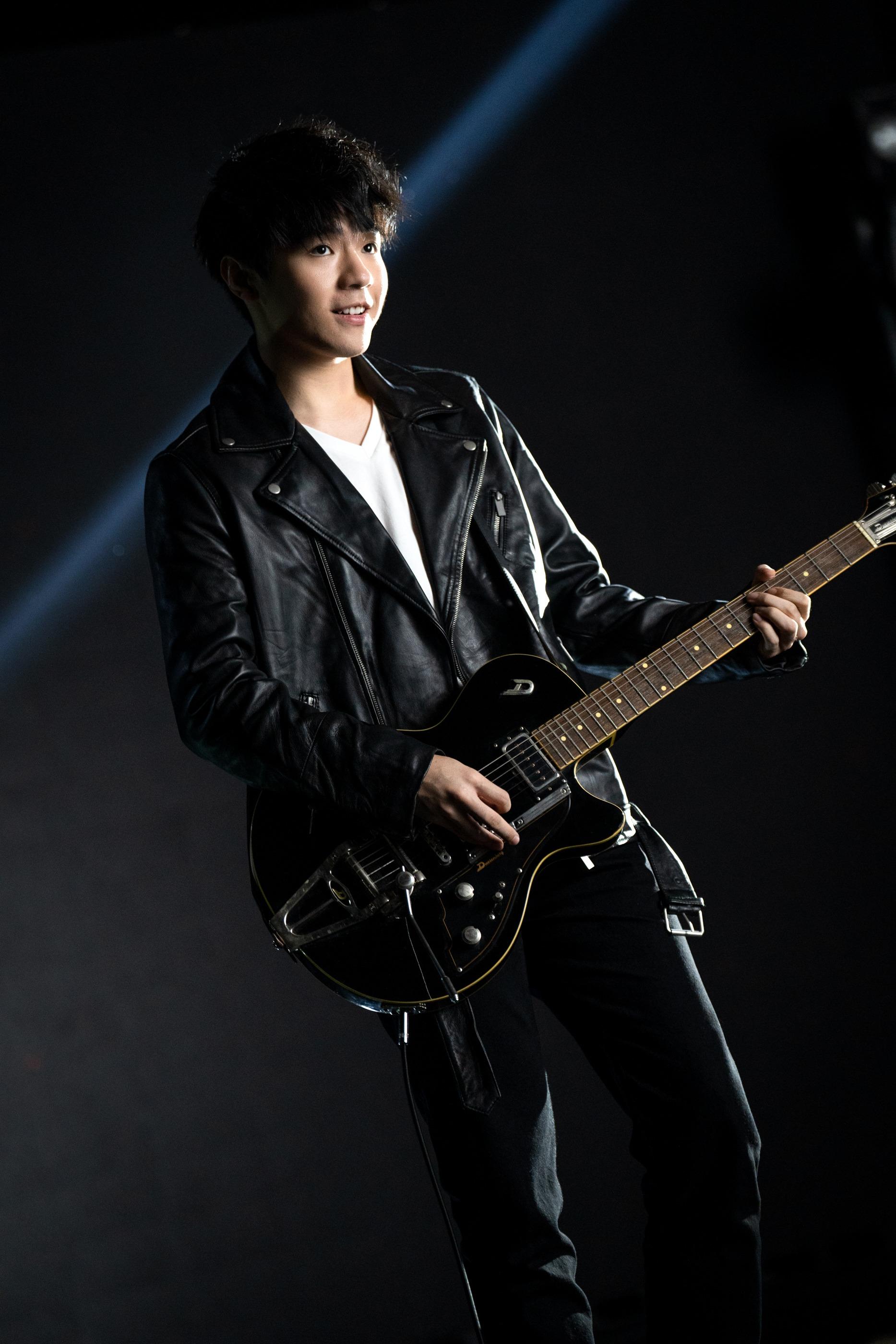 Ian@MIRROR再次為YSL Beauty粉底液拍攝廣告。