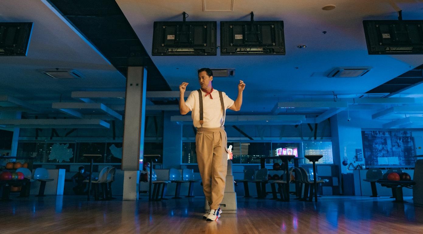 《台前幕後》邀來王敏德拍攝MV,更難得地在鏡頭前施展舞功。