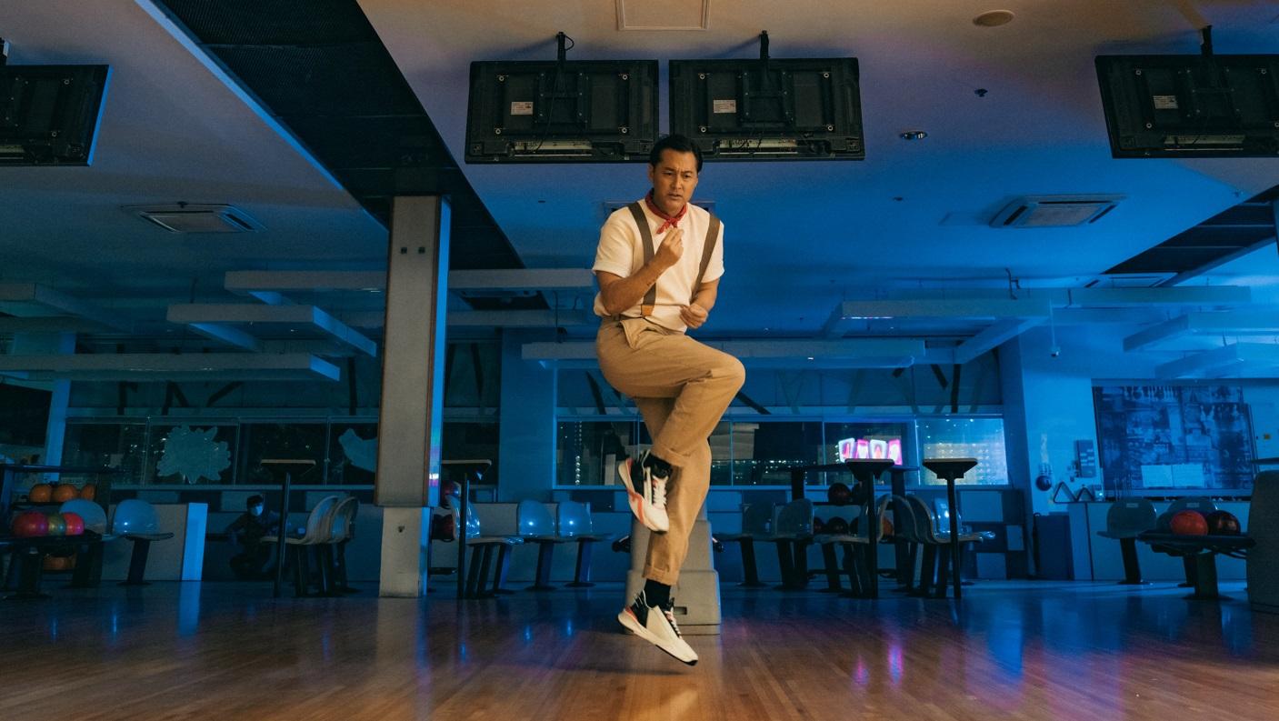 《台前幕後》邀來王敏德拍攝MV,更難得地在鏡頭前施展舞功。