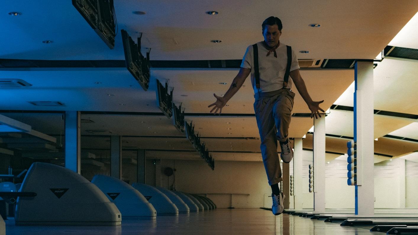 《台前幕後》邀來王敏德拍攝MV,更難得地在鏡頭前施展舞功。