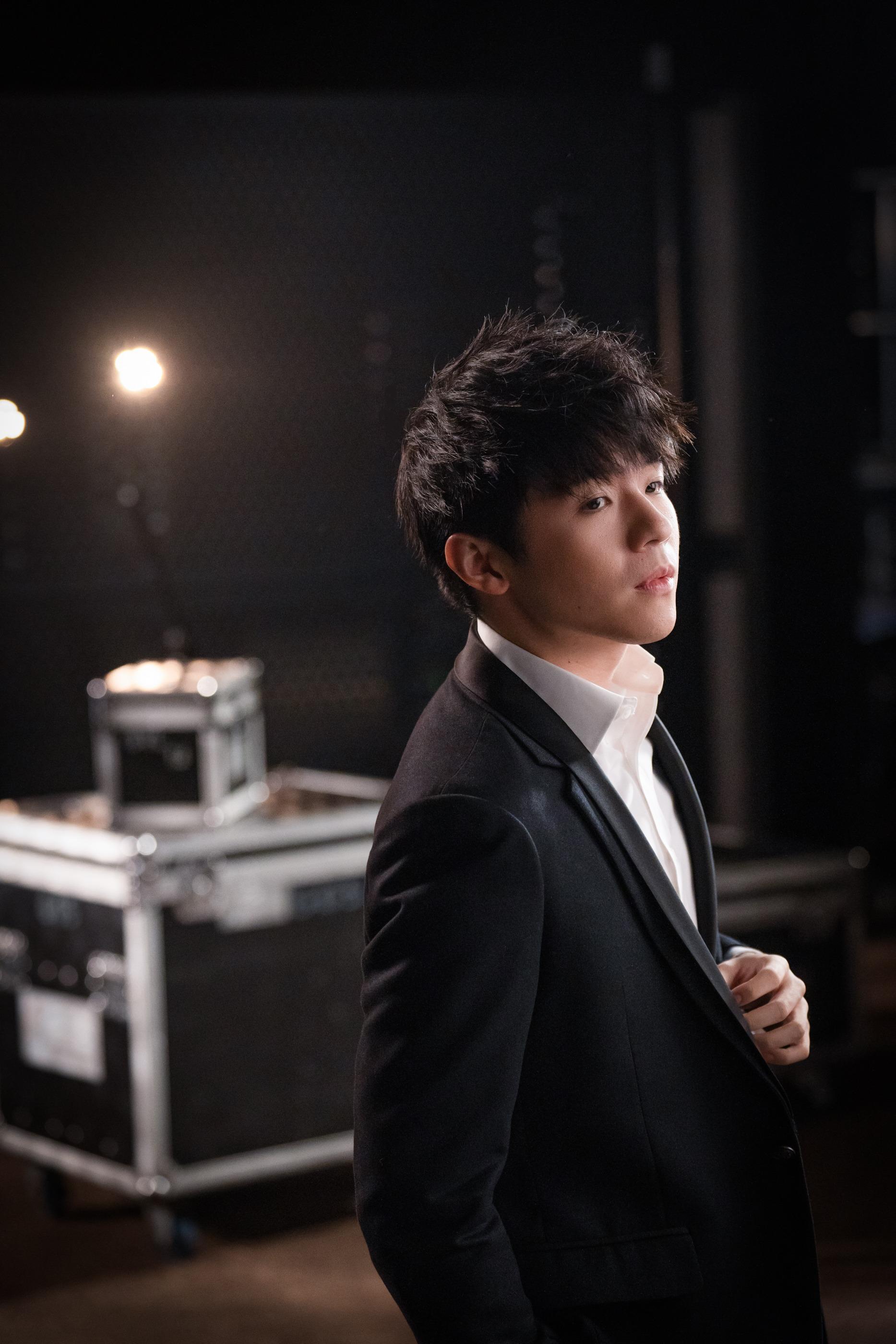 Ian@MIRROR再次為YSL Beauty粉底液拍攝廣告。