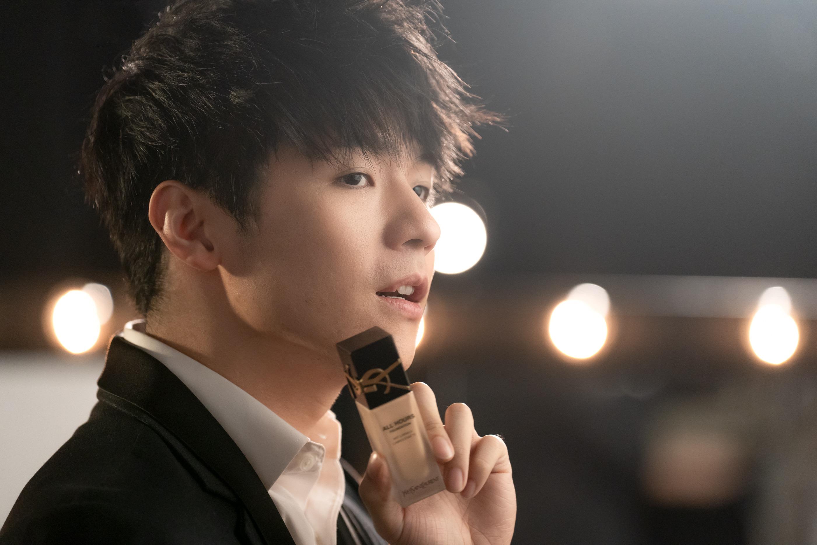 Ian@MIRROR再次為YSL Beauty粉底液拍攝廣告。