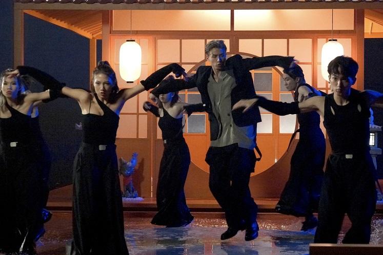 江𤒹生新歌 《Keep Rollin’》MV,當然少不了跳唱。