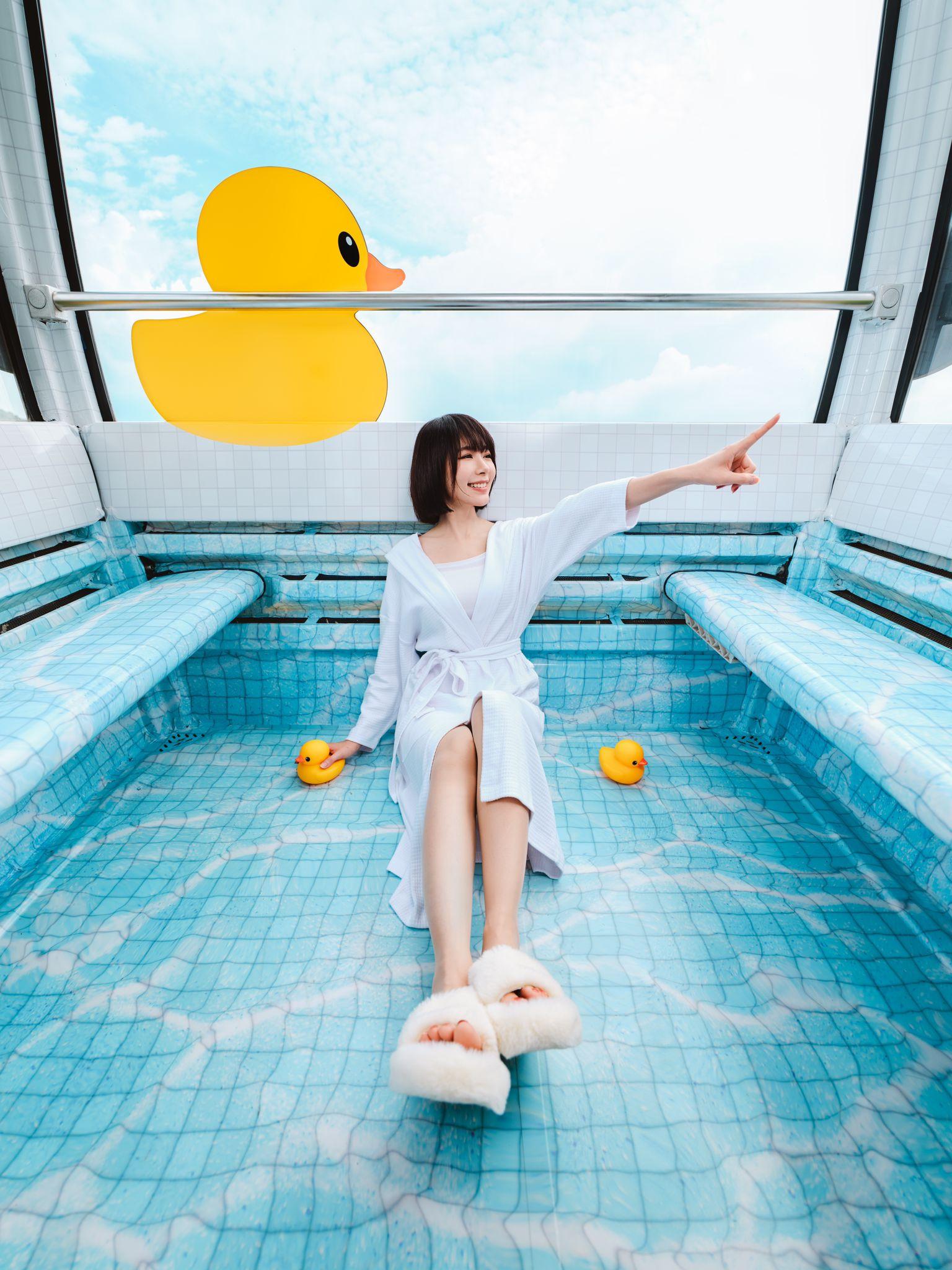 林明禎浴袍Look體驗搭主題纜車。